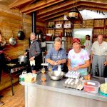 Préparation des repas glamping en groupe