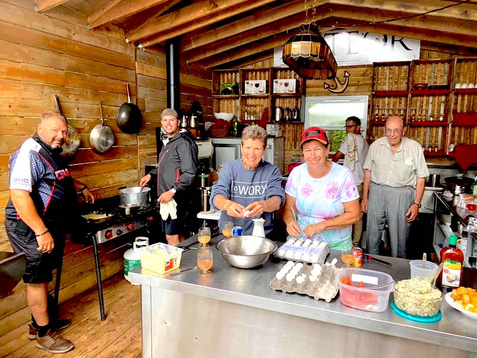 Préparation des repas glamping en groupe