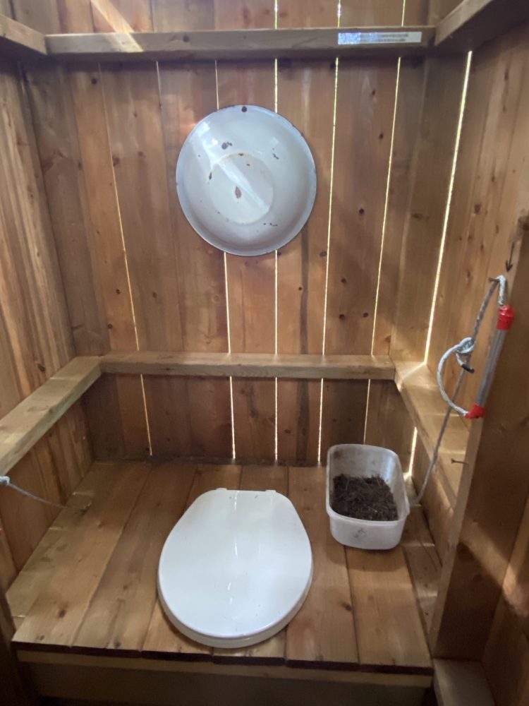 Toilette compostable pour le glamping à l'île Farr