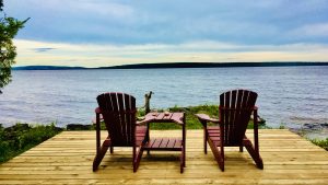 vue du lac sur l'île de glamping